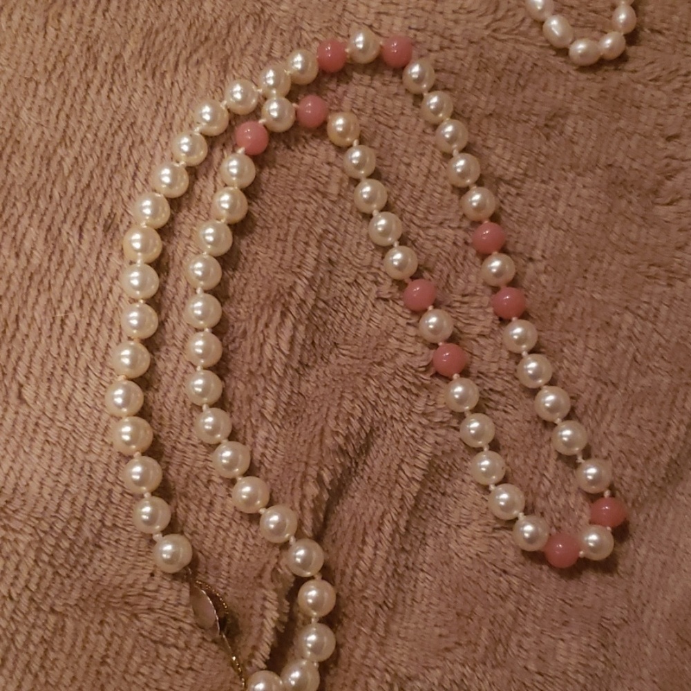 Pearl necklace with rose